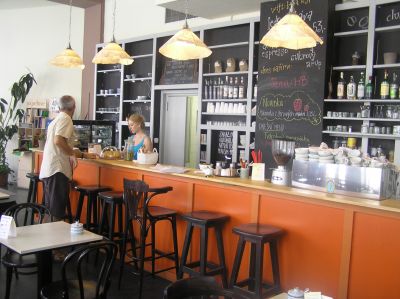 Jarre konsulterar kafé-arbetare.